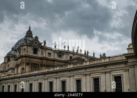 Vista prospettica di san pietro farcade in Vaticano Roma,famoso edificio Foto Stock