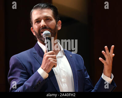 Donald Trump, Jr. parla all'università di Florida.Il giovane è stato pagato $50.000 dall'attività dello studente le tasse e i biglietti sono stati distribuiti gratuitamente agli studenti. L'evento ha richiamato centinaia di manifestanti al di fuori dell'Università Auditorium che si opponeva a quello che loro chiamano una campagna di rally. Trump, Jr e Guilfoyle ha parlato per meno di mezz'ora ciascuna e ha risposto ad alcune domande presentate su Twitter. Diversi manifestanti sono stati rimossi dall'auditorium durante l'evento. Foto Stock