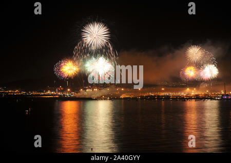 Vista della baia di Malaga in fuochi d'artificio per l'apertura della fiera. Foto Stock