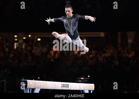 Stoccarda, Deutschland. 10 ottobre, 2019. VILLA GIORGIA (ITA), azione sul fascio di equilibrio, fascio di equilibrio. Finale tutto intorno le donne, All-Round finale donne su 10/10/2019. Ginnastica Campionati del Mondo 2019 a Stoccarda da 04.10-13.10.2019, Hans Martin Schleyer Halle, 49FIG ginnastica artistica Campionati del mondo. | Utilizzo di credito in tutto il mondo: dpa/Alamy Live News Foto Stock