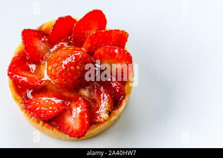 Crostata di fragole su sfondo bianco. Vista dall'alto. Con lo spazio. Foto Stock