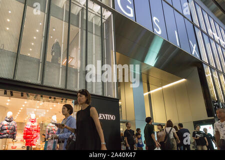 Al di fuori di uno di entrata anteriore di Ginza sei, un complesso commerciale di lusso è il più grande al dettaglio e spazio culturale in Ginza, Tokyo, Giappone. Foto Stock