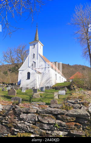 La facciata della chiesa del XVIII secolo, Chiesa Hosanger, in Mjøsvågen sull isola di Osterøy in Norvegia. Foto Stock