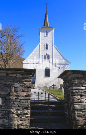 La facciata e l'ingresso alla chiesa del XVIII secolo, Chiesa Hosanger, in Mjøsvågen sull isola di Osterøy in Norvegia. Foto Stock