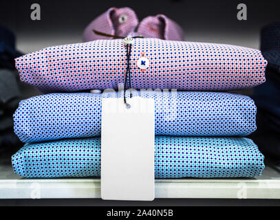 Chiudere fino sulla colorata Mens Dress shirt in un negozio di abbigliamento Foto Stock