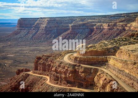 Moki Dugway supera il bordo del Cedar Mesa, vista la Valle degli Dèi, porta le orecchie del monumento nazionale, Utah State Route 261, Utah, Stati Uniti d'America Foto Stock