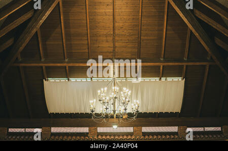 Soffitto in legno con lampadario in sala di eventi in Spagna Foto Stock