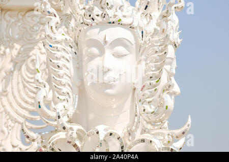 Un elemento del bianco / tempio Wat Rong Khun in Chiang Rai, a nord della Thailandia. Scultura bianco in tradizionale stile arte Tailandese. Foto Stock