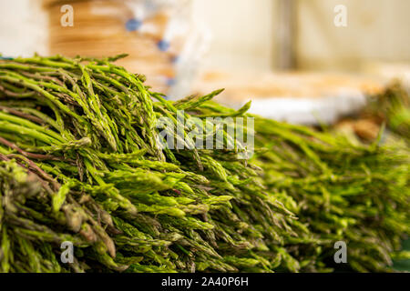 Mazzetto di asparagi in attesa di essere cotti Foto Stock