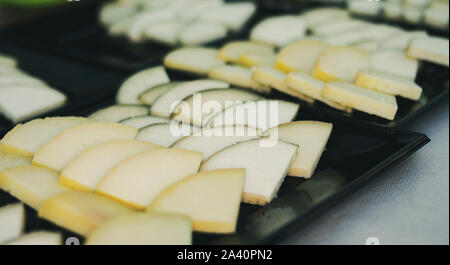 Selezione di formaggi serviti nel catering Foto Stock