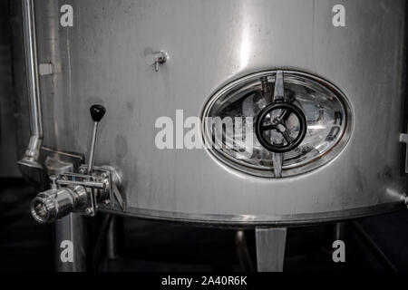 Valvola di scarico nel serbatoio di liquido Foto Stock