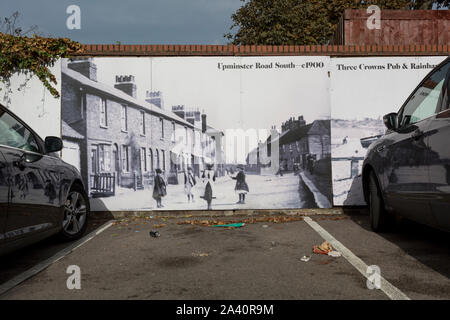 Una scena di strada dei bambini provenienti dai vicini Upminster giocando in una storica foto datata agli inizi del XX secolo ma riprodotta nel parcheggio delle Tre Corone pub, il 8 ottobre 2019, a Rainham, Essex, Inghilterra. Gli elettori in questo Havering borough votato il 69% a favore di Brexit durante il referendum del 2016. Foto Stock