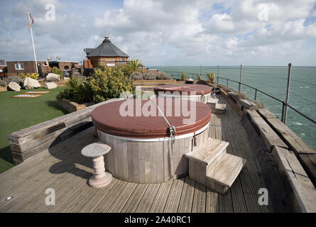 Vista generale di vasche idromassaggio sulla sommità di nessun uomo forte, che è parte del Solent forti ed è in vendita con Colliers lungo con Spitbank Fort. Le due fortezze sono ex "Palmerston Forts" costruita nel XIX secolo e oggi sono entrambi hotel di lusso. Foto Stock