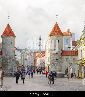 Torre della porta di Viru nella città vecchia di Tallinn, Estonia Foto Stock