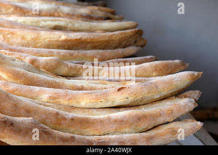 Shoti - pane georgiano. Tradizionale deliziosi dolci fatti in casa in Georgia. Pane appena sfornato giace sul bancone di un negozio di Tbilisi. Foto Stock