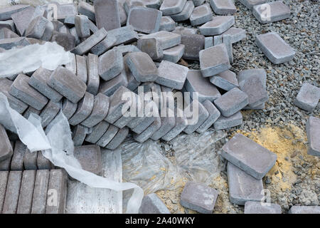 Sparse in grigio a pavimento di piastrelle e lastre per pavimentazione, la costruzione di un passaggio pedonale. Foto Stock