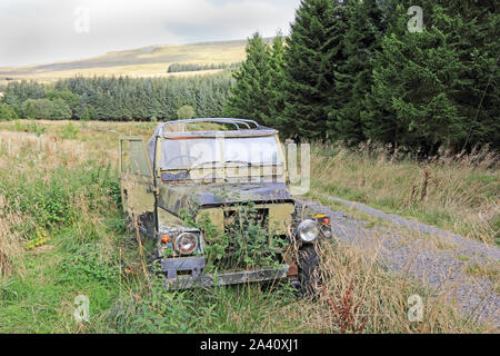 Abbandonato ex-Army Land Rover, accanto alla pista forestale, North Yorkshire Foto Stock