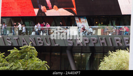 Sapphire edificio è il palazzo più alto di Istanbul si trova a Levent, il centro finanziario della Turchia. Close up della terrazza del palazzo di zaffiro. Foto Stock