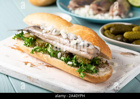 Olandese tradizionale snack, sandwich a base di pesce con aringa Foto Stock