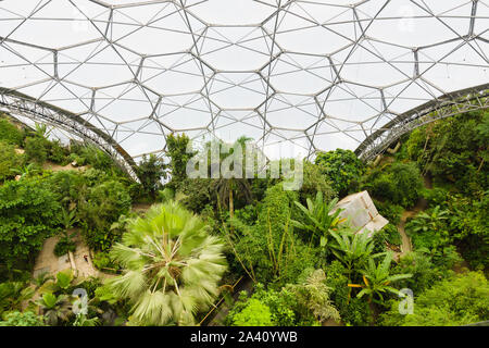 Progetto Eden guardando verso il basso a partire dalla piattaforma di visualizzazione nella foresta pluviale biome Foto Stock