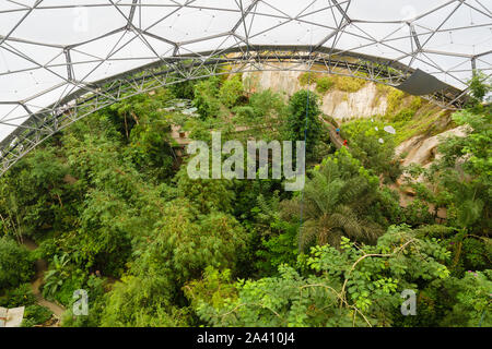 Progetto Eden guardando verso il basso a partire dalla piattaforma di visualizzazione nella foresta pluviale biome Foto Stock