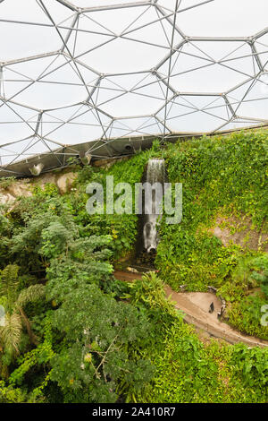 Progetto Eden cascata artificiale nella foresta pluviale biome Foto Stock