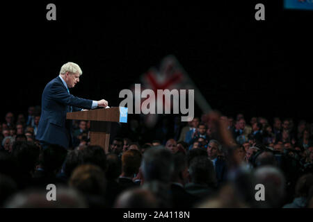 © Chris - Boll. 02/11/19, Manchester , Regno Unito. Congresso del Partito conservatore 2019 a Manchester Central. Il primo ministro Boris Johnson offre il suo discorso nel giorno finale della conferenza (oggi Mercoledì 2 ottobre 2019) Photo credit: CHRIS BULL Foto Stock