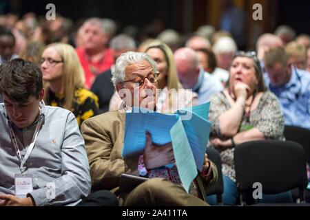 © Chris - Boll. 23/09/19 Brighton , Regno Unito. Partito Laburista Conferenza annuale 2019 in Brighton. Jonathan Lansman ( Jon Lansman ) nel audeince dring delgate discorsi. Photo credit: CHRIS BULL Foto Stock