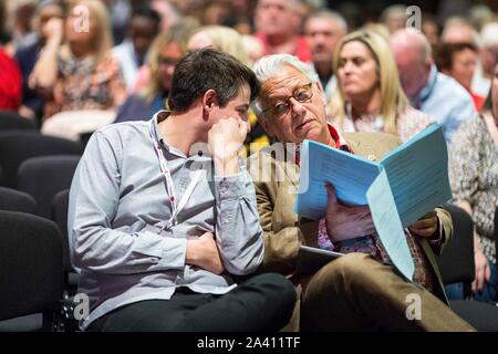 © Chris - Boll. 23/09/19 Brighton , Regno Unito. Partito Laburista Conferenza annuale 2019 in Brighton. Jonathan Lansman ( Jon Lansman ) nel audeince dring delgate discorsi. Photo credit: CHRIS BULL Foto Stock