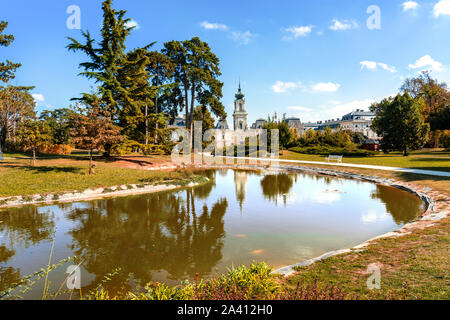 Autunno del parco con vista sul bellissimo barocco Castello Festetics a Keszthely Ungheria riflessione nel lago di stagno Foto Stock