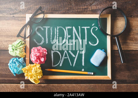 Lavagna Verde con studente manoscritta del giorno parola su un tavolo di legno. concetto di studente day celebrazione Foto Stock