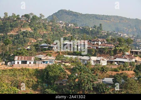 Vista di Mon città su una collina boschiva del Nagaland, India Foto Stock