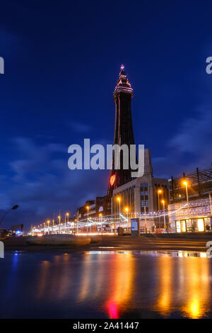 La Blackpool Tower di notte come le luminarie illuminano lungo la Promeade. Foto Stock