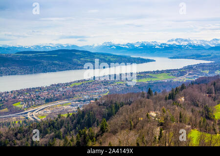 Panorama della città di Zurigo e il lago dalla torre odservation sulla montagna di Uetilberg Foto Stock