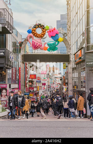 Portale decorato con colorati palloncini gonfiabili motivi all'ingresso Takenoshita Street, popolare tra i giovani giapponesi agli studenti della scuola secondaria superiore e Foto Stock