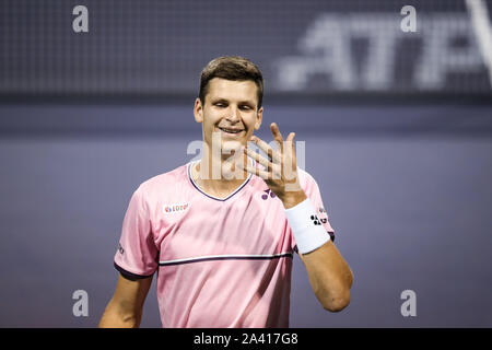 Il polacco giocatore di tennis professionista Hubert Hurkacz compete contro il greco giocatore di tennis professionista Stefanos Tsitsipas durante il terzo round del 2019 Rolex Masters di Shanghai, in Cina a Shanghai, 10 ottobre 2019. Il polacco giocatore di tennis professionista Hubert Hurkacz fu sconfitto dal greco giocatore di tennis professionista Stefanos Tsitsipas con 1-2 al terzo appuntamento del 2019 Rolex Masters di Shanghai, in Cina a Shanghai, 10 ottobre 2019. Foto Stock