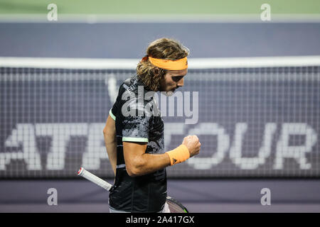 Il greco giocatore di tennis professionista Stefanos Tsitsipas compete contro il polacco giocatore di tennis professionista Hubert Hurkacz durante il terzo round del 2019 Rolex Masters di Shanghai, in Cina a Shanghai, 10 ottobre 2019. Il polacco giocatore di tennis professionista Hubert Hurkacz fu sconfitto dal greco giocatore di tennis professionista Stefanos Tsitsipas con 1-2 al terzo appuntamento del 2019 Rolex Masters di Shanghai, in Cina a Shanghai, 10 ottobre 2019. Foto Stock