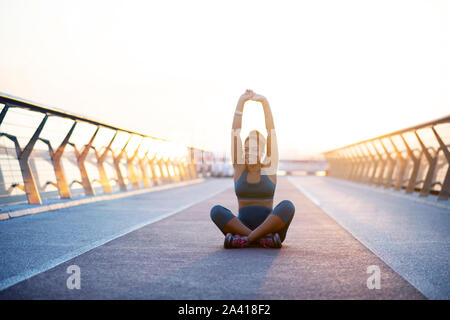 Allegra donna corpo stretching dopo aver acceso e allenamento Foto Stock