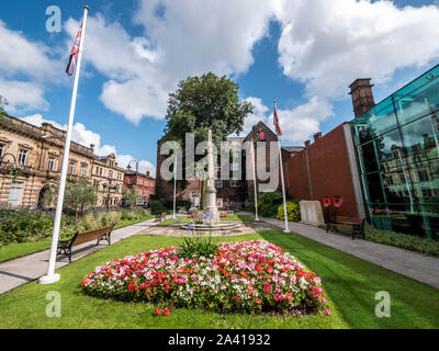 Il Lancashire Fusiliers Memorial Gardens in central Lancashire città mercato di Bury. Foto Stock