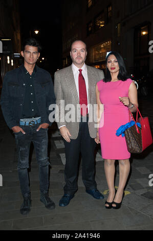 Jonathan Sothcott, Janine Nerissa, e il figlio di Dylan arriva a cena a Rowley di Jermyn Street, Londra. 10.09.19 con: Dylan, Jonathan Sothcott, Janine Nerissa dove: Londra, Regno Unito quando: 10 set 2019 Credit: WENN.com Foto Stock