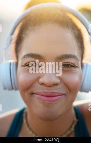 Close up di carnagione scura accattivante sentimento donna allegro Foto Stock