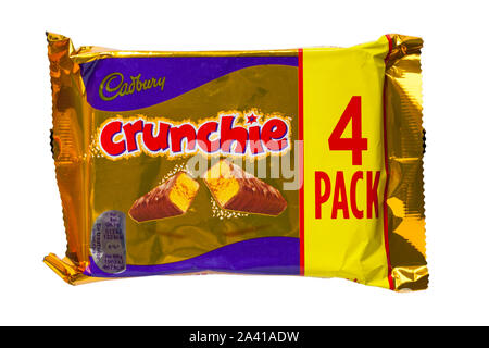 Pacchetto di Cadbury Crunchie barrette di cioccolato isolato su sfondo bianco - multipack 4 pack Foto Stock