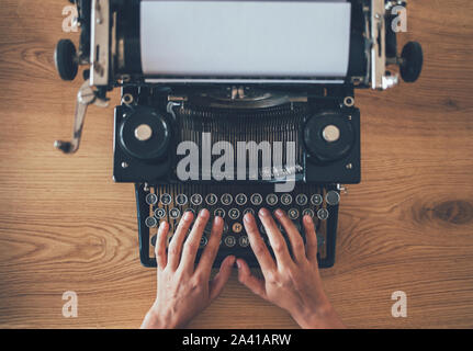 La digitazione sulla macchina da scrivere vintage Foto Stock
