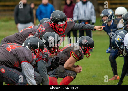 Sulla linea di scrimmage a punti giocatore Foto Stock