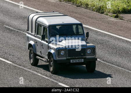 Land Rover Defender 110 Xs Dc argento Lwb v.u viaggia su M61 Autostrada vicino a Manchester, Regno Unito Foto Stock