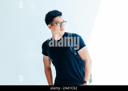 Giovani asiatici bello uomini che indossano casual Tshirt nero su sfondo bianco in Sai Gon city, Vietnam Foto Stock