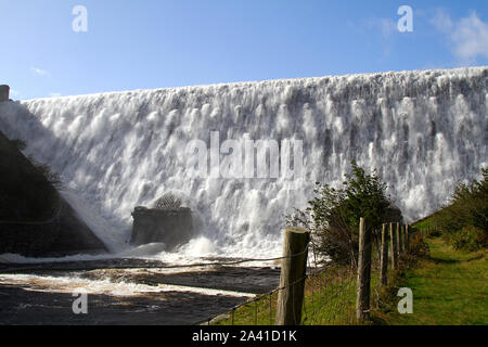 Caban Coch diga nella valle di Elan a portata piena dopo le intense piogge di ottobre 2019 Foto Stock