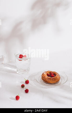 Dolce estate dessert fatti in casa, pasta sfoglia con frutti di bosco , servita con il freddo lampone il sidro di mele, fresche Lamponi. Su un marmo bianco tabella, spazio copia top Foto Stock