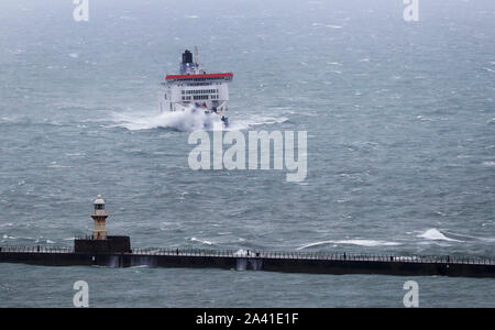 La P&O orgoglio di Canterbury si blocca mediante onde come arriva al porto di Dover nel Kent durante le tempeste. Foto Stock