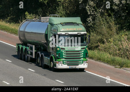 S J Bargh Ltd tanker scania trasporto e logistica che viaggiano sulla M61 Autostrada vicino a Manchester, Regno Unito Foto Stock